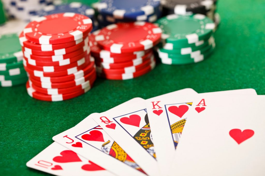 Mesa de poker online com fichas e cartas no Clima777 app